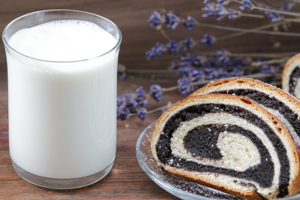 poppy milk with cake