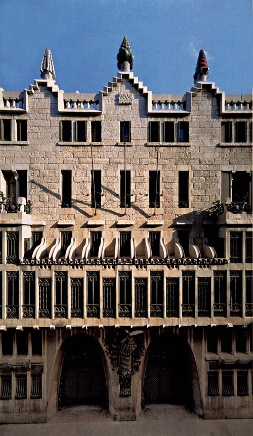 palau guell facade