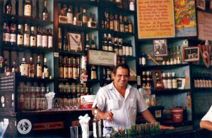 a barman making mojitos at boguedita del medio